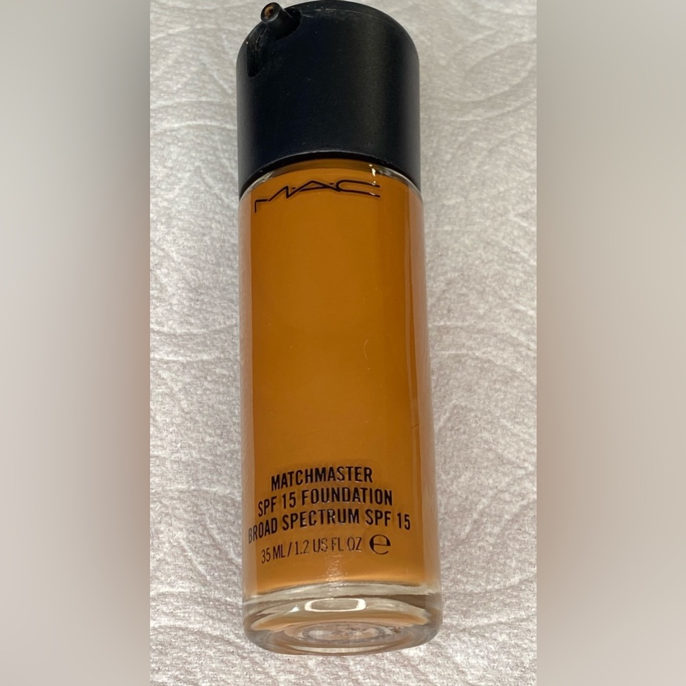 MAC MatchMaster Foundation Tone # 8.5 Broad spectrum SPF 15. 35 mil/1.2 oz.